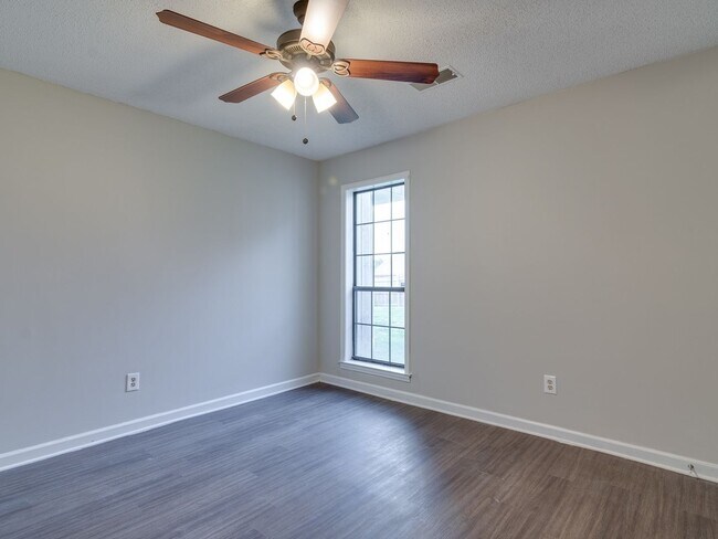 Building Photo - Spacious 3 bedroom/2 bath home available for rent!