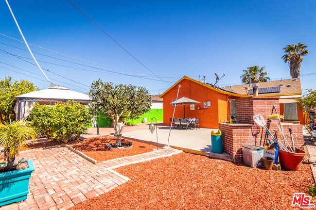 Building Photo - 6445 Tujunga Ave