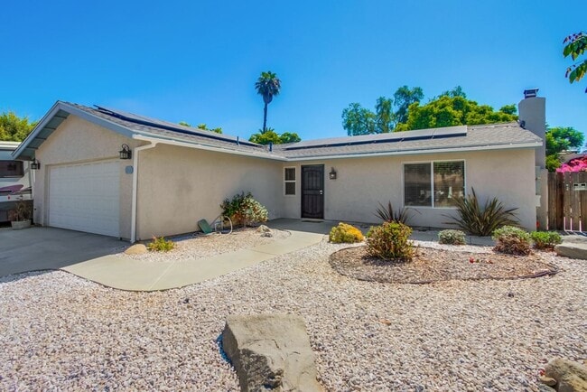 Building Photo - Beautiful 3 Bedroom + Den Home in the Foot...
