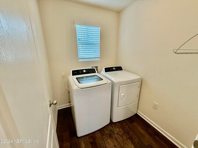 Building Photo - 8352 Cape Fox Dr