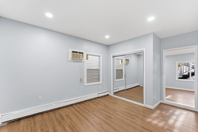 Building Photo - 16 W 10th St