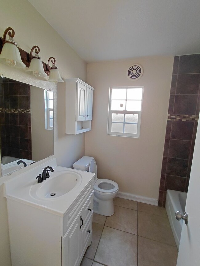 Building Photo - 721 N Preston Dr