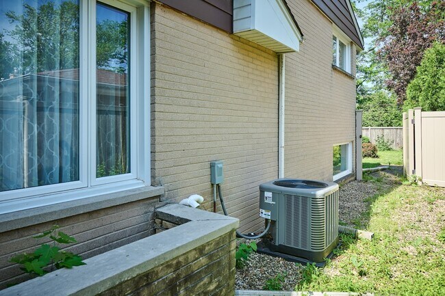 Building Photo - 1226 Longmeadow Dr