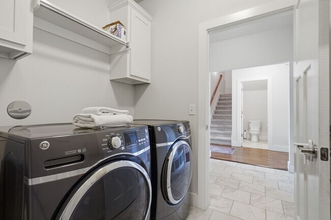 Building Photo - Stunner! This beautiful home features a spacious open floor plan with primary suite and private o...