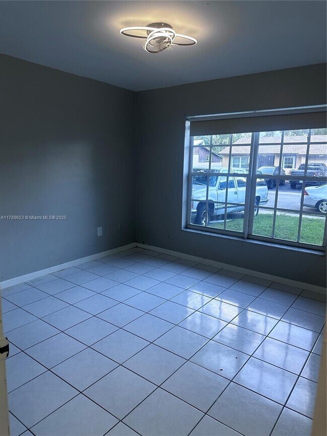 Building Photo - 9300 E Elm Ln