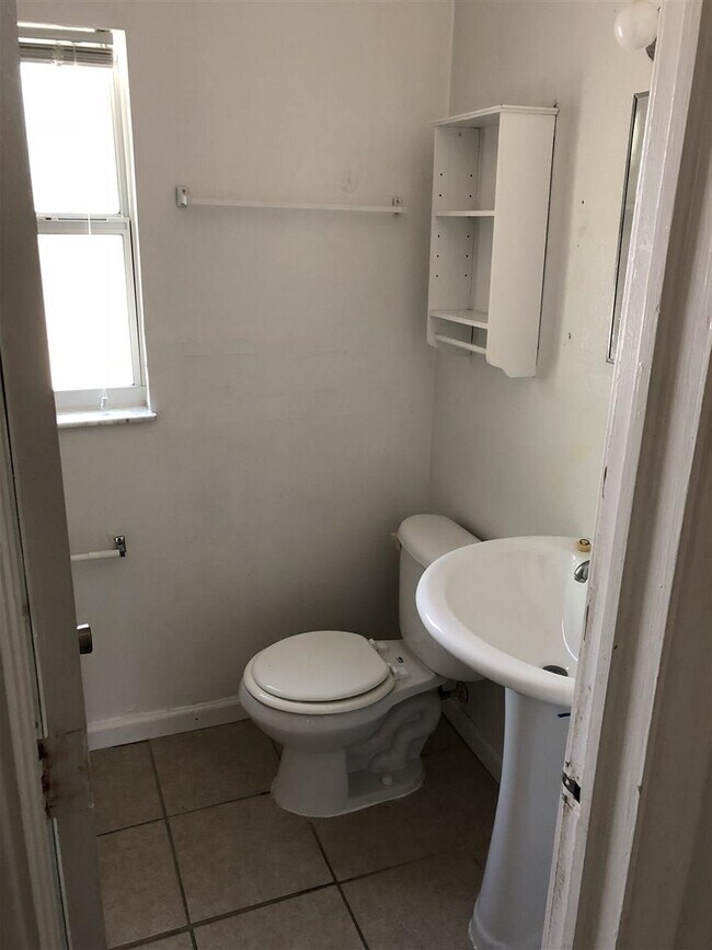 Building Photo - 2404 Surrey St