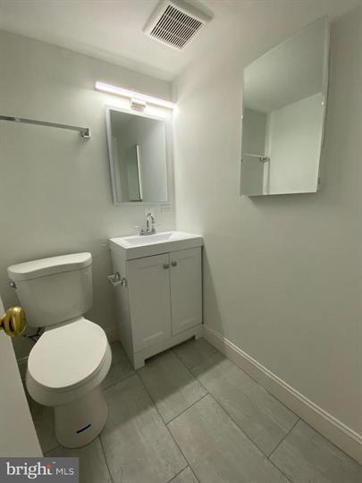 Building Photo - Spacious top-floor garden condo with updat...