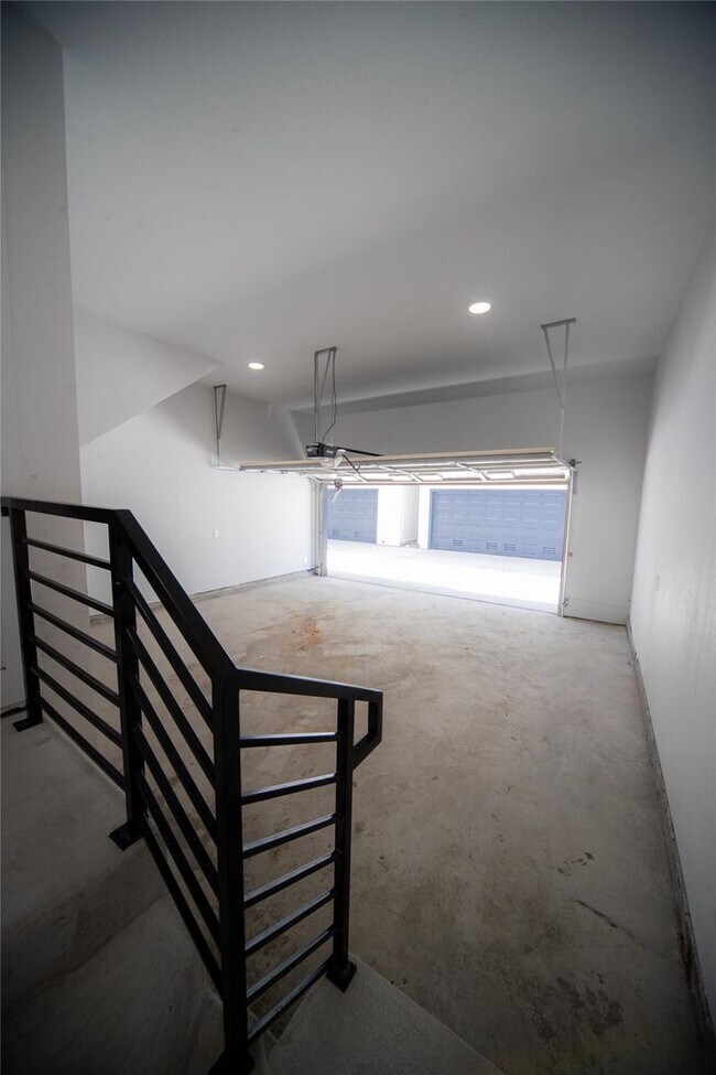 Building Photo - Urbane Crest Drive #236