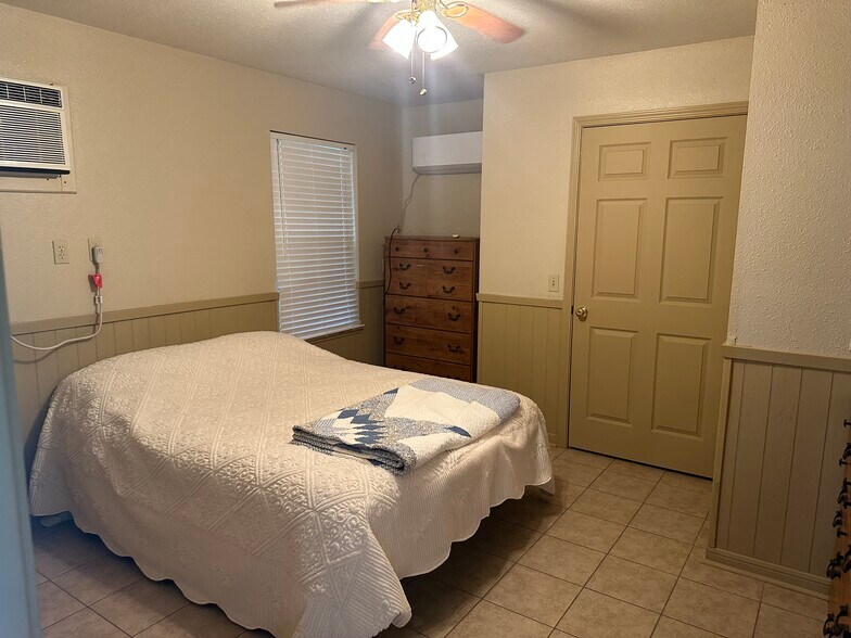 Bedroom - 2318 Riverside Dr