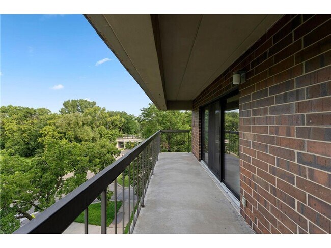 Building Photo - 2885 Knox Ave S