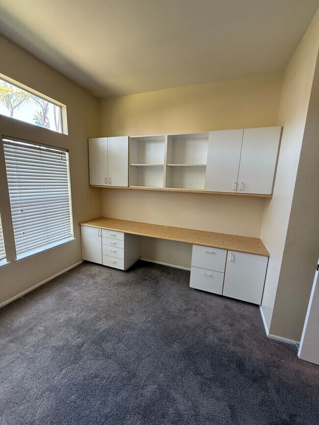 Building Photo - Lovely 2 Bedroom, 2 Bath First-Floor Condo...