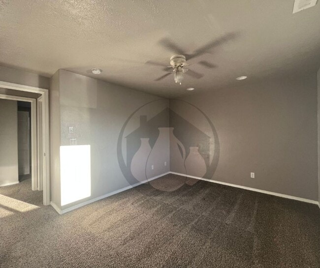 Building Photo - Townhouse Duplex- Rent Ready.   Fenced Yard