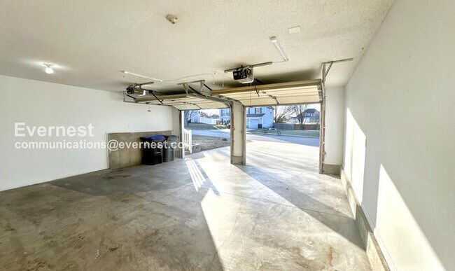 Building Photo - 1403 Rolling Dr