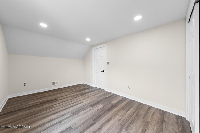 Building Photo - 96 Maple Ave