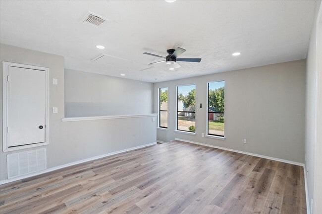 Building Photo - 5811 Fair Forest Dr