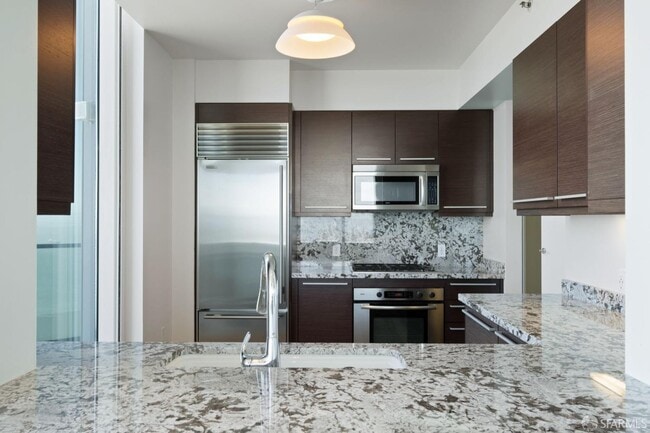 Building Photo - 425 1st St