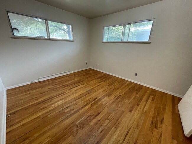 Building Photo - 3-Bedroom Standalone Home with Fenced Yard...