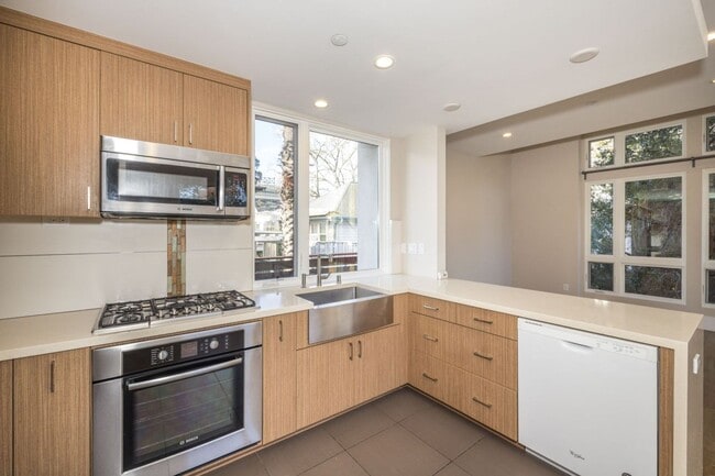 Building Photo - 13 Year "Young" 3 Bed, 3 Bath Contemporary Home- Steps to University Ave!