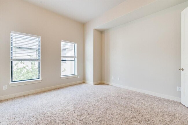 Building Photo - 619 Live Oak St