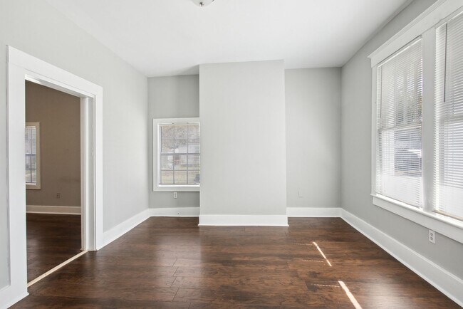 Building Photo - Large 3BR/2.5BA Two Story House Near Downt...