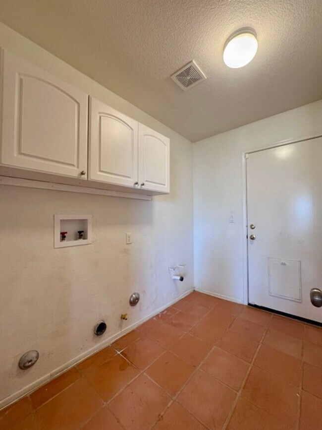 Building Photo - Beautiful 4 Bedroom + Office Home for Lease