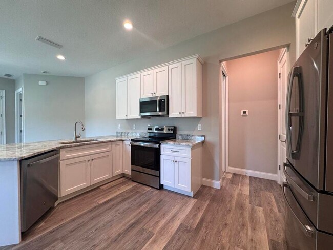 Building Photo - 4 Bedroom in Tomoka View