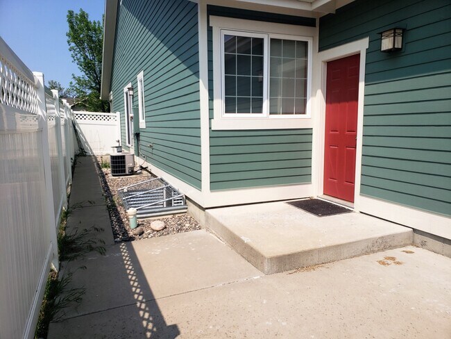 Building Photo - Fully Furnished 2 Bedroom Condo - All utilities, cable and internet provided!