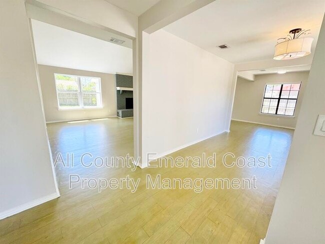 Building Photo - 710 Swan Ln