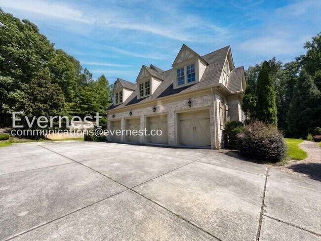 Building Photo - Spacious 7 Bed/8 Bath Home with Garage / Pet-Friendly / Available Now!