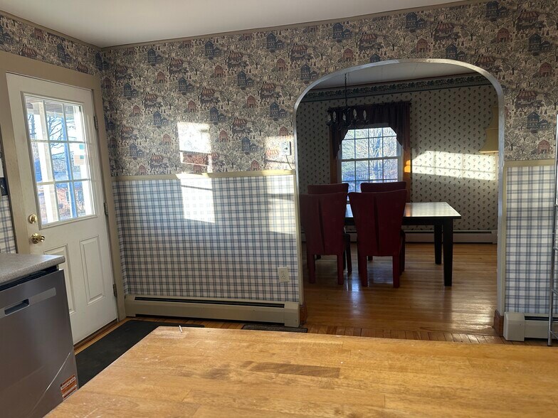 Building Photo - 4 Maple Ave