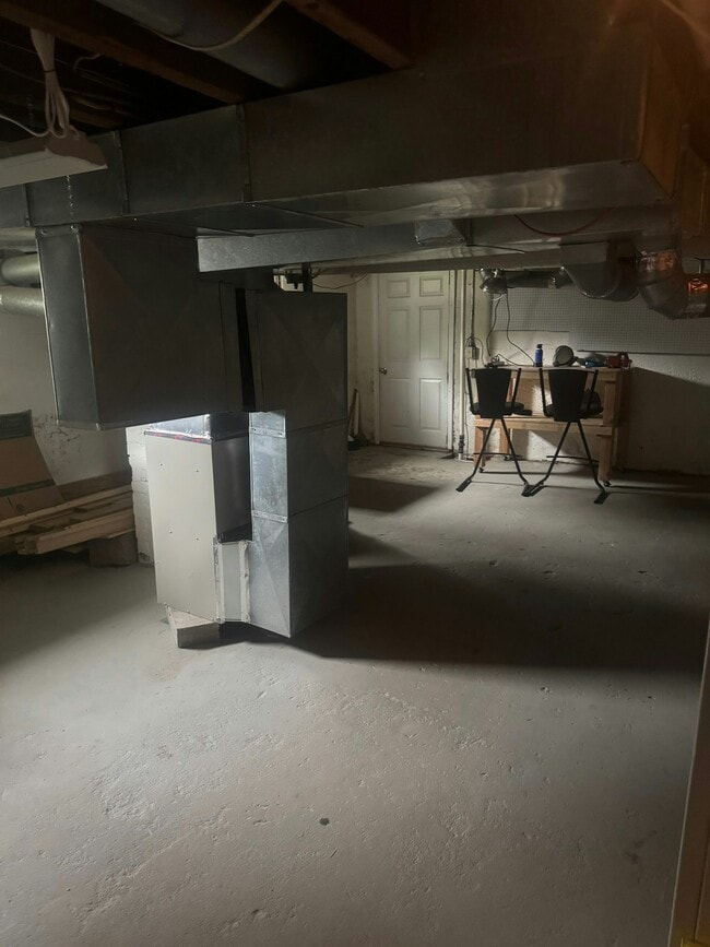 Building Photo - 101 Bowling Ln
