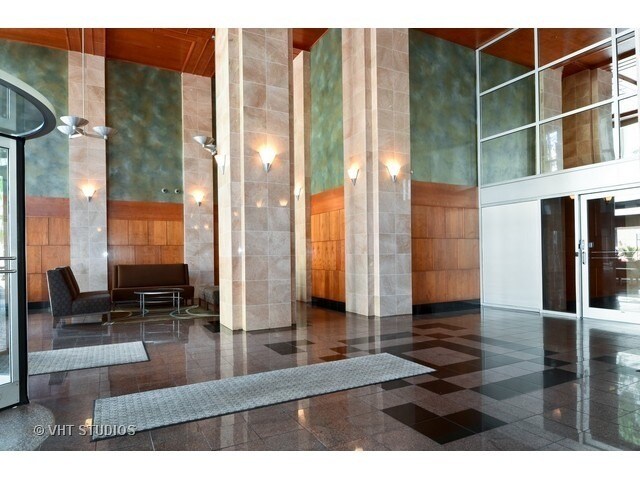 Building Photo - 1122 N Clark St