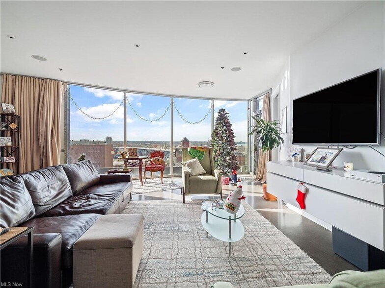 Living Room - 701 W Lakeside Ave