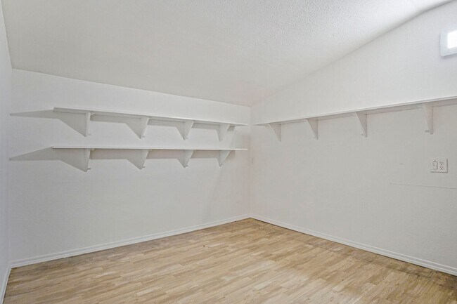 Building Photo - Beautifully Renovated 3bed/  2bath in Del city!   Bonus room in the Master bedroom!!