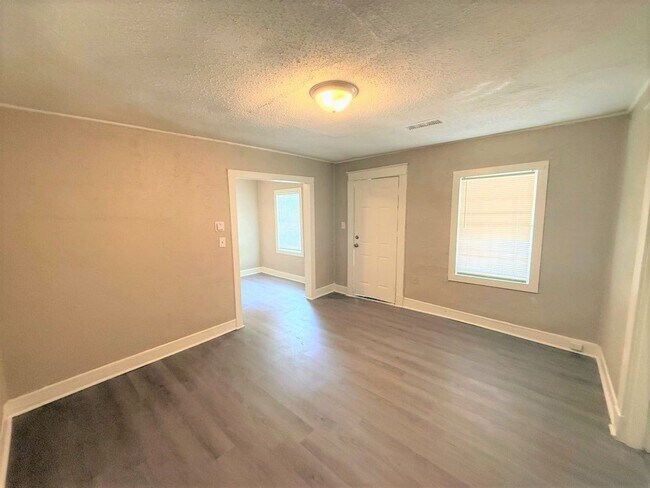Building Photo - Reduced rent ~ Charming 3BR Memphis Home with Bright Living Space & Backyard Retreat