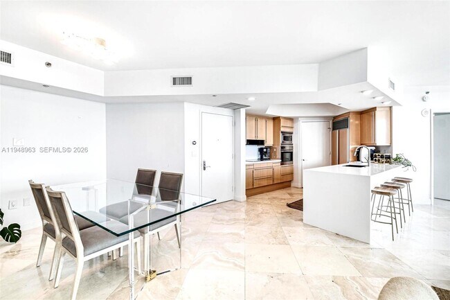 Building Photo - 1000 South Pointe Dr