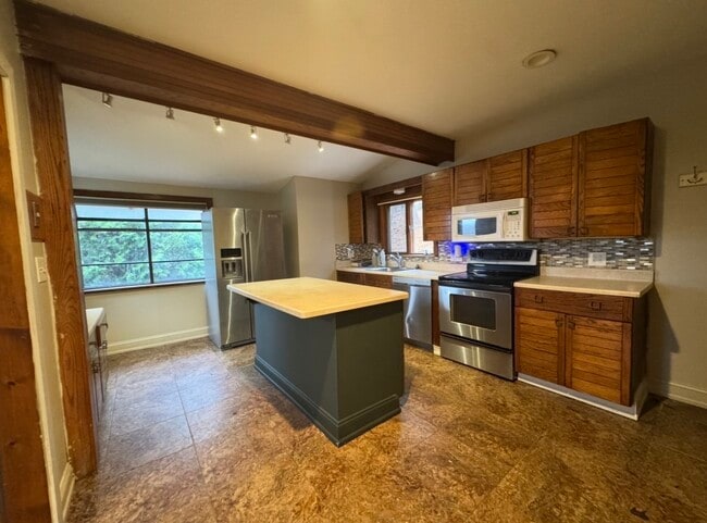 Building Photo - 13 Wawecus Hill Rd