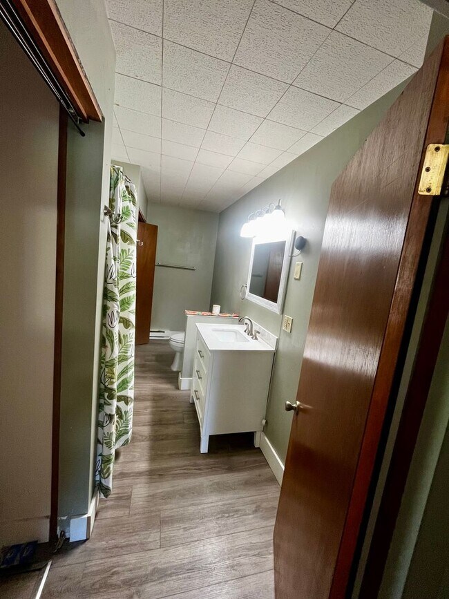 Building Photo - Amazing Downtown Location - 3 BR Home just...