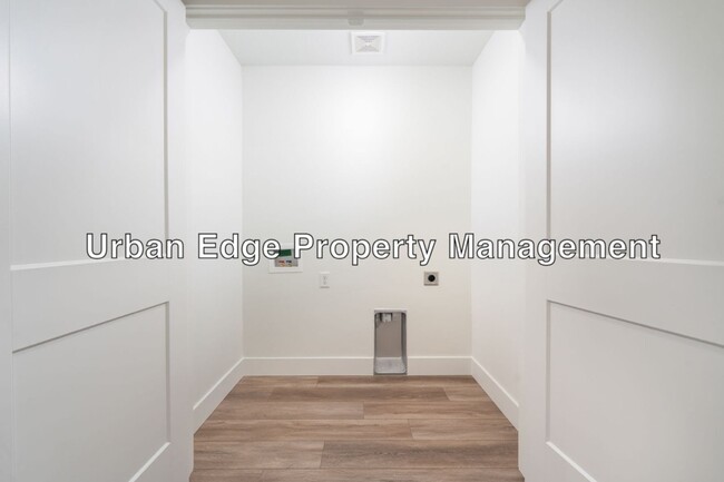 Building Photo - 3 bed, 2.5 bath, 2 car garage row home!