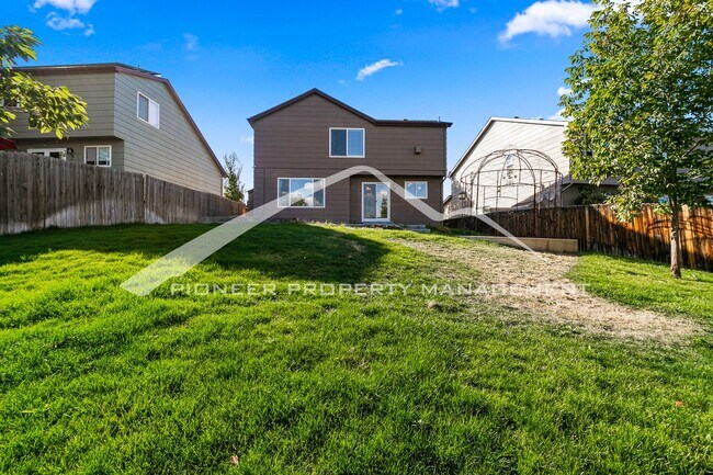 Building Photo - Spacious Home with gorgeous kitchen and central AC!