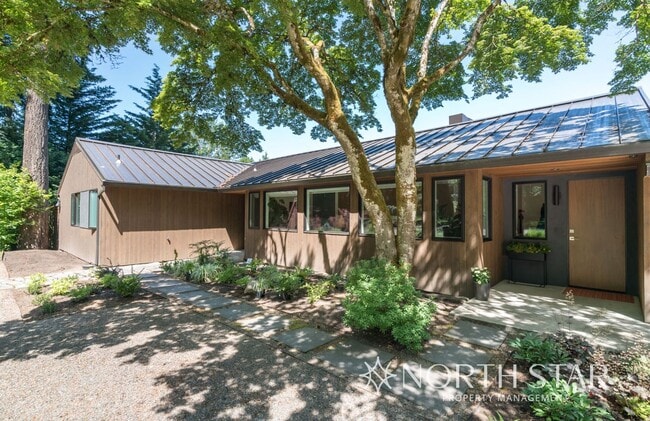 Building Photo - Perfectly located Lake Oswego Mid-century Modern Home with Lake Rights