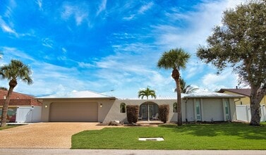 Building Photo - Seasonal Venice Island Pool Home half block from Golden Beach deeded access to the Gulf!