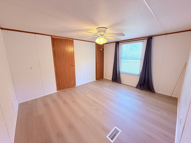 Building Photo - Single Wide Home 5 minutes to Wrightsville Beach and UNCW 2 bedroom with deck