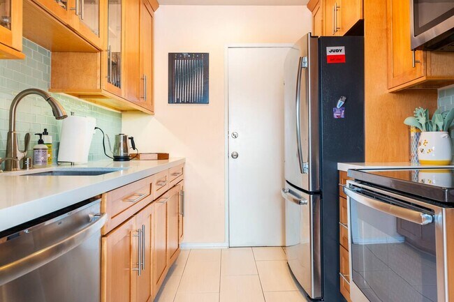 Building Photo - 960 Larrabee St