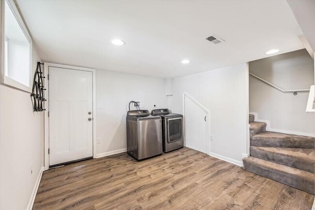 Building Photo - 2612 33rd St SE