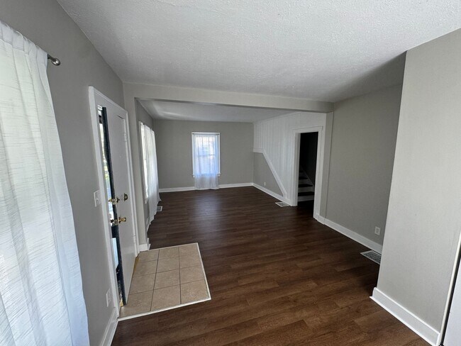 Building Photo - Beautiful 3 Bed and 2 Bath Home
