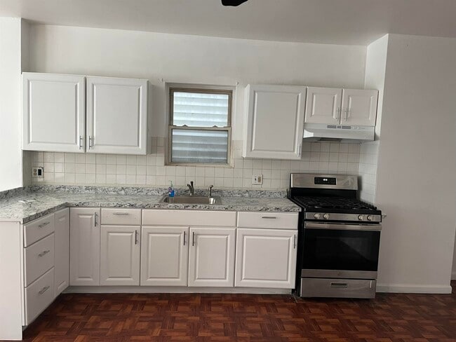 Building Photo - 188 Zabriskie St