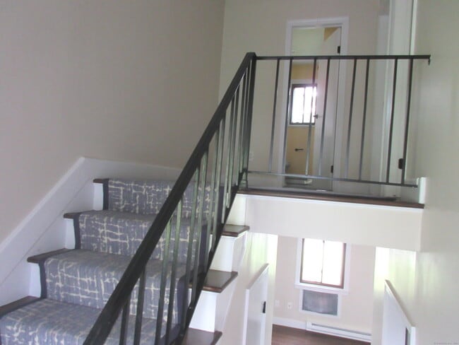 Building Photo - 6 Cedarbrook Rd