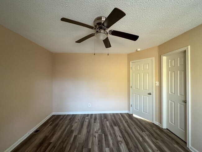 Building Photo - Charming 3 Bed 1.5 bath in College Lakes