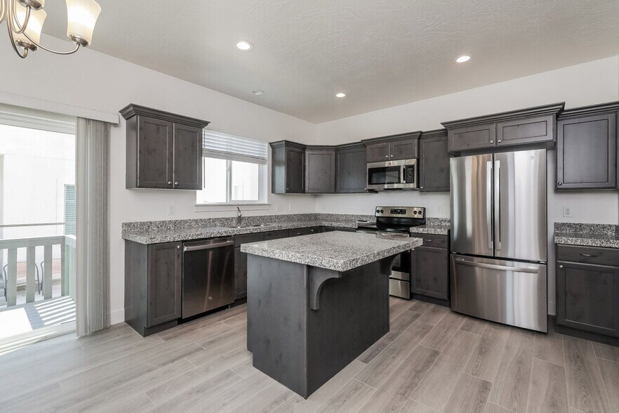 Building Photo - 4762 E Lk Cor Dr